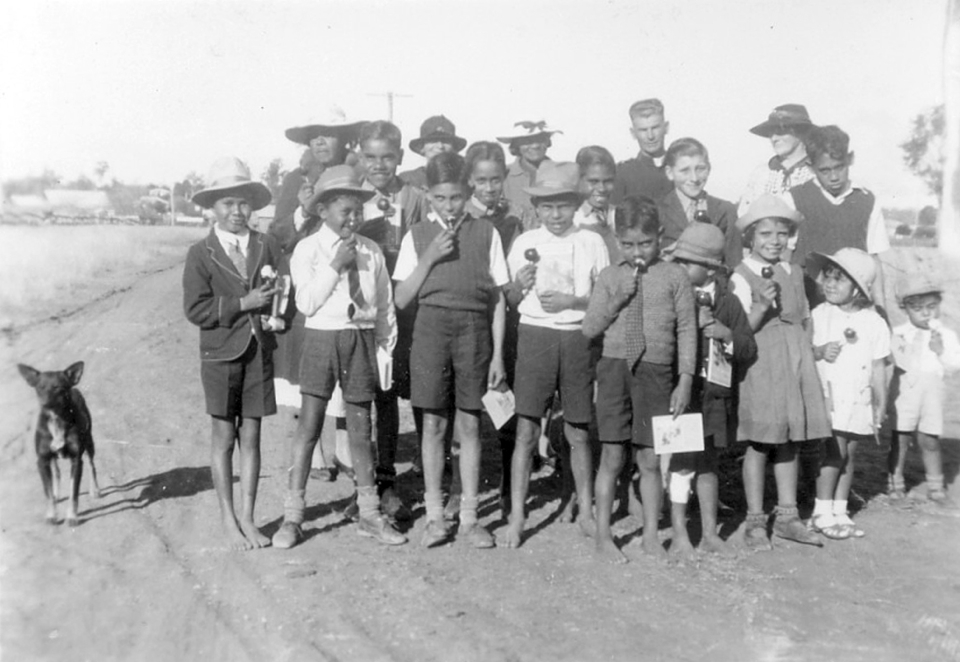 children-with-toffee-apples-at-cherbourg-aboriginal-settlement_1950s