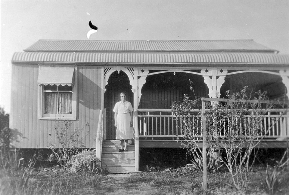 woman-at-aim-house-at-murgon_1940s