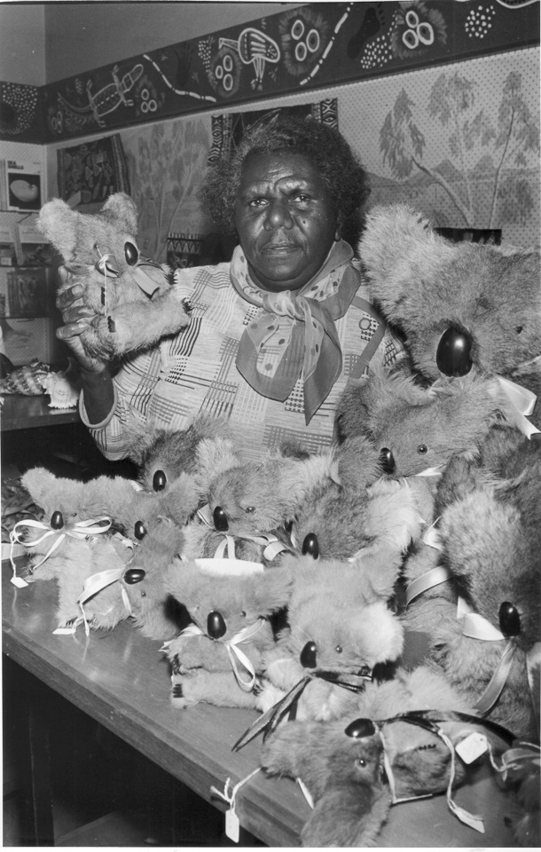 Melba-Saunders-at-Aboriginal-Creations-in-Brisbane_1974